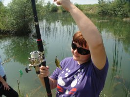 Маленькая, но зато сама поймала!