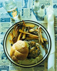 картофель фри ?? его что в костер кидали ? 
2е фото, в принципе съедобно - если не считать горелый хлеб