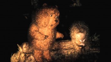 Вот и сегодня Ёжик сказал Медвежонку:
— Как всё-таки хорошо, что мы друг у друга есть!
Медвежонок кивнул.
— Ты только представь себе: меня нет, ты сидишь один и поговорить не с кем.
— А ты где?
— А меня нет.
— Так не бывает, — сказал Медвежонок.
— Я тоже так думаю, — сказал Ёжик. — Но вдруг вот — меня совсем нет. Ты один. Ну что ты будешь делать?..
— Переверну все вверх дном, и ты отыщешься!
— Нет меня, нигде нет!!!
— Тогда, тогда... Тогда я выбегу в поле, — сказал Медвежонок. — И закричу: «Ё-ё-ё-жи-и-и-к!», и ты услышишь и закричишь: «Медвежоно-о-о-ок!..». Вот.
— Нет, — сказал Ёжик. — Меня ни капельки нет. Понимаешь?
— Что ты ко мне пристал? — рассердился Медвежонок. — Если тебя нет, то и меня нет. Понял?..