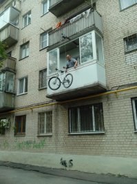 Ещё бы под кровать или в санузел поставили...Хотя такое-тоже не айс!