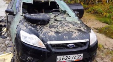 Смелые люди.. Вот что медведь при желании может сделать с машиной.