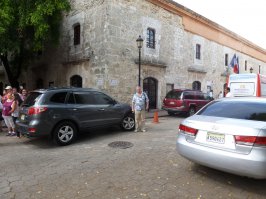 В этом здании в начале 1520-х останавливался Фернан Кортес, когда ходил разбираться с Мексикой. Теперь там посольство Франции.
Санто-Доминго, Доминиканская Республика.