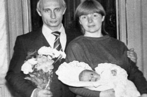 Чет как то подозрительно похоже) Может, сестра?)
Упс... за мной уже выехали, да?)