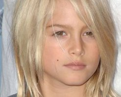 Схожесть конечно присутствует, но и различия есть.А вот если её сына перекрасить в брюнета, то мне кажется там схожести побольше будет;)