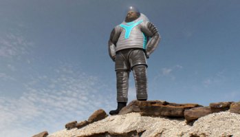 Z-2 - новый космический скафандр. Модель получила более прочную композитную оболочку со специальными светоизлучающими патчами, которые облегчают идентификацию членов экипажа.
Все подвижные элементы костюма имеют новые подшипники скольжения с увеличенным ресурсом и более легким ходом, что улучшит подвижность космонавта. Впереди еще целая серия испытаний, в числе которых подводные тесты в бассейне осенью этого года.