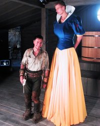 В кадрах, где Белоснежка находится в окружении гномов в исполнении музыкантов группы, вместо Юлии Степановой снимался двухметровый баскетболист, которому позже при помощи компьютерной графики приделали её лицо.