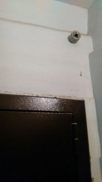 Пару месяцев назад установил.Перестали окурки появляться на коврике.