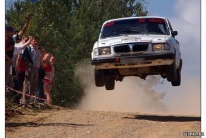 Волга во время прыжка и после приземления.