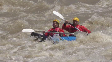 Огонь! Мы там же были на акварафтинге, спускались на 2ух местной экстрим клёвый для первого раза. Тоже прыгал с этой скалы. Крутяяяк! сразу полез фотки смотреть и видос с рафтига.

наш отель и я со своей девушкой на фото ниже( на первом отрезке пути) если честно был шок. за качество извеняйте т.к. с видео.