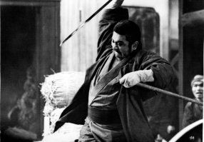 ну, блин, и опять забыли шикарного Синтаро Кацу - исполнителя роли Затоичи в оригинальном фильме. 26(!) фильмов, в каждом из которых сцен слепого рубилова дофига.