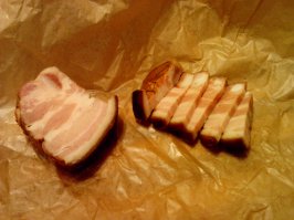 Я момент с духовкой пропускаю, но коптильня у меня поменьше чуток. Заворачиваю в марлю обязательно. Копчу также на аналогичной плитке. Ставлю 45 процентов мощности. Через час открываю, сливаю конденсат, т.к. у меня маленький поддон, по необходимости добавляю опилок и еще на час. В итоге всего 2 часа.