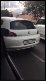 Номер хорошо видно. Ситуация в принципе понятна, лихо пытался перестроиться, считает что прав, весьма резв с худыми и явно более слабыми.