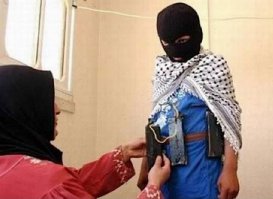 Что-то меня напрягает этот "нелепый" костюм, особенно глядия на мамашку...