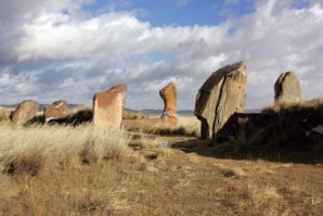не.а. они даже и про эти чудеса не слышали. у нас есть насыпаннные курганы окуженные огромными камнями. раньше, лет 40 назад, в музее,..где хранились кувшины и чугунные котлы из этих курганов , было написано время создания- 14 век. теперь вдруг уже  5 тыс лет назад.как он выглядел до раскопок и сейчас