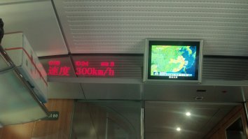 Быстрые поезда нужны не только в центре страны, но и на периферии. чтобы до того же владивостока (9 тыс км) можно было добраться за 30 часов. в китае это уже реальность.
