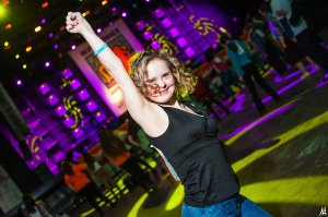 Вот девчонка настоящая красотка и модель. Да еще и танцует так, что многим здоровым фору даст. Лейсанка молодец!