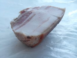 Красноватый цвет мяса от добавления специальной соли. Сфотографировать удалось, почти.