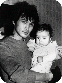 Виктору Цою сейчас было бы 53 года. А его сыну - Александру сейчас 30 лет.