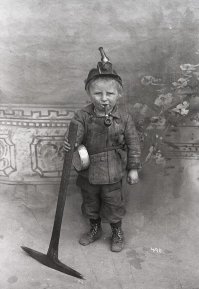 история фотографии ...извените грубо перевёл..Джордж Бентли 8-летний ребенок, который много работал, жесткие часов в британской угольной шахте. В дополнение к его рабочего дня, Джордж шел 1,5 мили, каждый путь, к яме.

Перед началом работы, Джордж съесть завтрак, который, как правило, состояла из "хлеба и сала." Его обеды (именуемые "ужин") включены "хлеб, картофель, а иногда и бекон." На ужин, он за хлебом и молоком.

Ребенок был "полуголодные," в соответствии с ребенком труда следователя. Кроме того, Джордж (и его дом) были среди "самых ужасно я был свидетелем."

Этот текст, из Великобритании Национального архива, это отрывок из 1842 расследования бедственном положении детей шахтеров. Энтони Эшли-Купера (тогда известный как лорд Эшли, позже известный как граф Шефтсбери) был aleader этого расследования.

Отчеты расследования, такие как это, помог парламент Великобритании, чтобы определить, что изменения должны быть сделаны. Среди прочего:

Нет женщины и девочки не были после разрешено работать в шахтах.
Нет ребята в возрасте до десяти не было разрешено работать в шахтах.
Нет мужчины ребенок шахтеры разрешили продолжать работать по 14-16 часов в день. Их часов сводились к ... 10 часов ... за день.