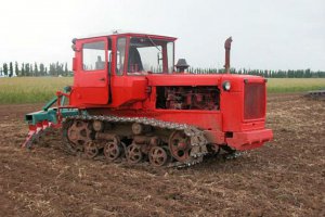 Если засадил джип, идешь за трактором. А если колесный трактор завяз, на помощь идет он: