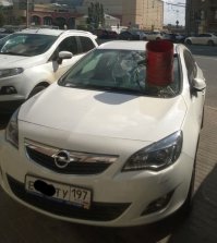 У метро Чкаловская в Москве, на противоположной стороне садового. Там платная парковка в этом месте, сам видел как торчал этот мусорный бак из лобового, но так и не понял за что водиле его воткнули, ведь он по правилам встал и никому не мешал.