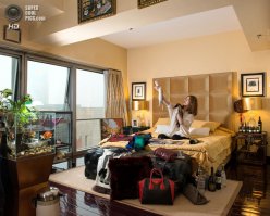 друзья, только не смейтесь с меня, я  не могу понять что за животные у неё в руках...