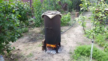 Вроде всё хорошо, но вот зачем потрошить, рыба не крупная и так просолить и прокоптиться, да вы правы рецептов копчения и засолки множество, но вот есть один способ быстрой засолки,это когда нет времени, делаеться крепкий рассол-ст.ложка с бугорком соли на стакан воды,затем берёте мед. шприц и этим рассолом делаете уколы прямо в рыбину по три-четыре укола на каждую сторону рыбы, одного пятикубого шприца на одну сторону. прокололи и в коптилку