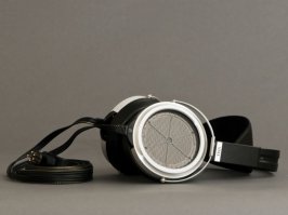 """Это мониторные электростатические наушники, открытого типа, чувствительностью 101 дБ и частотным диапазоном 5 Гц – 42 кГц."""
Интересно прилагаются ли к наушникам уши, которые способны восприять этот частотный диапозон?