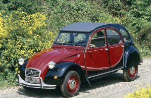 Эх!!! Красавица!!!
Но можно вспомнить ещё Citroën 2CV. Тоже очень интересный экземпляр.  Во Франции этот автомобиль сыграл ту же роль, что Форд Т в США или Фольксваген Жук в Германии: «посадил за руль» нацию. В конструкции реализованы многие оригинальные и прогрессивные технические решения, например, передний привод, что необычно для машин довоенной разработки.