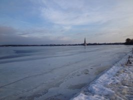 Эх, Калязин, когда же тобой будет руководить нормальный хозяйственник? Деревенская печка в старом доме, тоже разваливается как и колокольня.