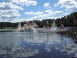 Согласно преданиям, хан Батый, завоевав Суздальскую Русь, направил свои войска на Китежскую Русь. На Волге и состоялась первая битва князя с войском хана. "Была сеча великая и кровопролитие, - писал китежский летописец. - Тогда у благоверного князя Георгия было мало воинов, и отступал князь от нечестивого царя Батыя вниз по Волге в свой Малый Китеж".

Все закончилось тем, что Георгий Всеволодович вскочил на коня и тайно решил перебраться к Светлояру. За ним была погоня, и, по еще одной красивой легенде, лошадь князя оступилась в лесу, а из-под копыта неожиданно забил фонтан воды. Хан посчитал это плохим знаком и повернул своих людей назад со словами: "Проклятая земля!"

То место, где оступилась лошадь, считается святым до сих пор и называется Кибелекским ключом святой воды. Близ него есть три могилы с крестами. Одни говорят, что там похоронены три богатыря из войска князя Георгия, другие утверждают, что это - монахи-схимники. Но, так или иначе, могилы эти принято обходить три раза с молитвой и лишь после этого набирать воду из ключа, который находится в полутора километрах от Светлояра. 

Вторая битва, как говорится в летописи, прошла в Большом Китеже. Дорогу туда хану указал не выдержавший пыток Гришка Кутерьма, человек из войска князя Георгия. Когда враги подошли к граду, земля разверзлась, укрыв Китеж вместе с благоверными старцами, которые молились за его спасение. С тех пор, согласно легенде, город Китеж стал невидимым. Теперь к озеру есть путь, который называется Батыевой тропой. Она может привести к славному городу Китежу, но не каждого, а лишь чистых сердцем и душою.   Но лишь наиболее просветленные люди могут услышать на Светлояре звон колоколов, а в водах озера узреть отражение храмов  и огоньки крестных ходов.