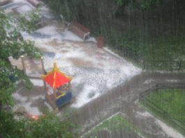 Качество не гуд... это град с ливнем на первом плане можно рассмотреть реку Такой погоды я за всю жизнь не припомню... Я живу на последнем этаже и когда идет дождь слышно как по крыше стучит. Я не сразу поняла, что пошел град и не могла понять почему такой грохот от дождя! Испугалась, что дырка в крыше! Часть градин отскакивала от балкона и била в стекла окон (тоже не сразу сообразила что за звук), прибавьте к этому раскаты грома Первый град был редкий, но больше сантиметра в диаметре! Потом пошел жуткий ливень, а потом уже менее крупный град, но его было МНОГО! Вообще все это продолжалось около двух часов!  лето вот такое...