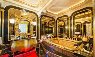 Типичный пример того, что "деньги" не равно "вкус".  
Тянет