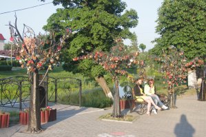 У нас, в городе Гусев, эту проблему решили очень просто - поставили специально обученные деревья, на которые влюблённые вешают свои замкИ. И традицию соблюдают и мост не разрушают :-)