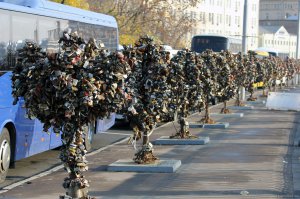 В Москве тоже вешали на мост, а сейчас на специальные железные деревья на Якиманке вешают. Их кстати, периодически "обновляют"