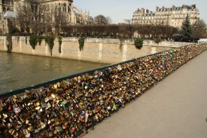 Там одна сторона моста та, что ближе к НотерДаму действительно вся в замках была, а на другой еще поле непаханное, вешать и вешать. Когда был жаль не сфоткал полупустую сторону, сейчас бы показал