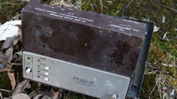 А я вот что нашёл на развалинах старого ПТУ - Пульт директора :)
