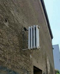 Когда на улице тепло,то и в квартире тепло.