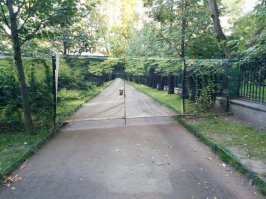 Так и представляю, как в этот креативный забор кто нибудь креативно влетит.