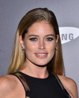 Даутцен не такая уж и плохая :) Обабилась, конечно - роды и всё такое, но теперь у неё "взрослая" красота зрелой женщины.



Да и такую отмакияжить, она сосок десятками за пояс заткнёт!