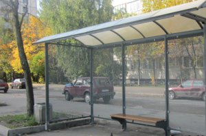 А у нас массово ставят вот такое ублюдство, из сетки, в которой не спрятаться ни от дождя, ни от ветра со снегом. Заставить бы чинуш посидеть на таких остановках, вместо из лимузинов с жопогреями и массажем!