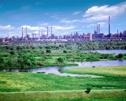 ВСПОМНИЛОСЬ
Группа 'Плеханово'
Текст:Станислав Чернышевич

Липецк – город металлургов,
Металлурги здесь живут,
Как на улице наткнешься,
Ж...пу в клочья разорвут,
Это раньше было время,
Раньше жили за...бись,
А теперь другие нравы,
Сам, как хочешь, так ...бись,

Вот и лезут, б...ять, трудяги,
Огорченные своей
Супермизерной зарплатой
К шапке норковой моей,
Как на улице наткнешься,
Металлурга встретишь, б...ять,
Ни часов наручных после
И ни шапки не видать,

Я вчера работал в смену,
Купил хлеба полкуска,
Ну а кто-то в это время,
Взял купил НЛМК,
Б...ять, немного не успел я,
Я бы сам его купил,
Лет пятьсот бы поработал,
Да и тесть чуть-чуть добил,

И тогда сидел я в кресле,
И заводом бы рулил,
Двадцать тысяч выгнал на х...й,
Остальным бы разъяснил,
Мы живем в капитализме,
А законы в нем просты,
А на ‘Мерсе’ рассекаю,
На х...ю галопом ты,

Наш лучший друг
Липецкий металлург

Липецк - город металлургов
Строит также трактора
Кое-как один за месяц
Все ж собрали, ...лять, ура,
Разделили тут же прибыль,
Всем досталось по рублю,
Че ж они, все, снова скачут
Здесь галлопом на х...ю,

Да, хоть деньги этот рубль
, Все ж не доллар он пока,
На него ни пообедать,
Ни позавтракать слегка,
На него лишь только можно
Лист бумаги приобресть,
И черкнуть на нем в газету,
Пи...орасы все вы есть,

Что ж забыли вы рабочих,
Повыкидывали прочь,
Им голодным остается,
Лишь запчасти пи...дить в ночь,
Как увидишь, чья-то ж...па
В щель забора лезет, ...лять,
Это тракторостроитель,
Объясняешь людям, б...ять,

На завод они не ходят,
Им на рынке, за...бись,
Продавай себе, торгуйся,
Только в ж...пу не е...ись,
Потому, как нагибаться
Головою между ног,
Недостойно тракториста
Имя славного, дружок

Я с Воронежа приехал,
Там их тоже жизнь е...ет,
Х...й поймешь, откуда деньги
Эта нация берет,
Днем активно митингуют,
Критикуют дерзко власть,
Ну, а вечером, как свиньи
Напиваются все всласть,

Тоже самое, примерно,
В нашем милом городке,
Днем, ну, смотришь, ну как-будто
Все сидят на поводке,
Ну а ночью, что не встречный,
То, как максимум,маньяк,
А по минимуму просто
Ждет <span style='color:gray'>[мат]</span> тебе в пятак,

Ну, а местный шоу-бизнес
Прямо западный совсем,
Кто из липецких артистов
Здесь по нраву скажем всем,
Это группа 'Астероид'
Да их знает вся страна,
Лишь с ди-джеем Задунайским
Популярность их равна,

А на студии с названьем,
- А каким?
- 'Планета звезд',
Ты едва запишешь песни,
Сразу вверх поднимешь нос,
Потому, как отношенье
Там к артистам, за...бись,
А не как у конкурентов,
Сам, как хочешь, так вертись,

Липецк - город лучших женщин,
Здесь красотки хоть куда,
И еще бы были лучше
Если б только не вода,
Потому, как целый месяц
Летом воду эту, ...лять,
Забывает почему-то
Кто-то, ...лять, подогревать,

Говорят, меняют трубы,
На <span style='color:gray'>[мат]</span> же их менять?
Потому что как-то надо
Из бюджета сп..здить, ...лять,
В сентябре же объясняют
В школах всем учителям,
Деньги у...бали в трубы,
Так, что нет зарплаты вам,

- А дороги,
- Что дороги?
Что о них и говорить,
Все давно уже решили,
Как с дорожным фондом быть,
Лучше тратить на статистов,
Чтоб аварии считать,
Чем нормальные дороги
На те деньги делать, ...лять,

Че б еще обх...есосить,
Что еще не так сейчас,
Может лучше пару строчек,
Что хорошего у нас,
А хорошего, лишь только,
Назову по пальцам, друг,
Дискотека в 'Луноходе'
И команда 'Металлург'

Липецк – город металлургов,
Металлурги здесь живут,
Как на улице их встретишь,
Ж...пу в клочья разорвут,
Это раньше было время,
Раньше жили за...бись,
А теперь другие нравы,
Сам, как хочешь, так ...бись,

Стало модно средь подростков
Магнитолы с тачек рвать,
А потом, как поймают
По ...балу получать,
Только раньше вроде это
Неприятно было им,
А сейчас у них, как хобби,
Назвается экстрим,

А любовь какая стала,
Если та вон хочет ту,
Это щас зовется парой
Под названием 'Тату',
Хорошо, хоть состоянье
Когда тот хочет того,
Как звалось, так и зовется
Парой пид...ров оно,

Липецк - город металлургов,
Правда, металлургов тех,
Щас осталось на заводе
Скажем так, курям на смех,
Может стоит в наших книжках
По-другому город звать,
Липецк - город разъ...баев
Очень здесь подходит, ...лять