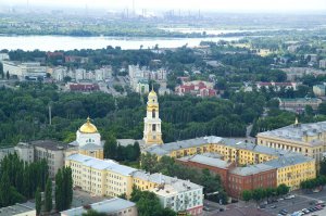 ВСПОМНИЛОСЬ
Группа 'Плеханово'
Текст:Станислав Чернышевич

Липецк – город металлургов,
Металлурги здесь живут,
Как на улице наткнешься,
Ж...пу в клочья разорвут,
Это раньше было время,
Раньше жили за...бись,
А теперь другие нравы,
Сам, как хочешь, так ...бись,

Вот и лезут, б...ять, трудяги,
Огорченные своей
Супермизерной зарплатой
К шапке норковой моей,
Как на улице наткнешься,
Металлурга встретишь, б...ять,
Ни часов наручных после
И ни шапки не видать,

Я вчера работал в смену,
Купил хлеба полкуска,
Ну а кто-то в это время,
Взял купил НЛМК,
Б...ять, немного не успел я,
Я бы сам его купил,
Лет пятьсот бы поработал,
Да и тесть чуть-чуть добил,

И тогда сидел я в кресле,
И заводом бы рулил,
Двадцать тысяч выгнал на х...й,
Остальным бы разъяснил,
Мы живем в капитализме,
А законы в нем просты,
А на ‘Мерсе’ рассекаю,
На х...ю галопом ты,

Наш лучший друг
Липецкий металлург

Липецк - город металлургов
Строит также трактора
Кое-как один за месяц
Все ж собрали, ...лять, ура,
Разделили тут же прибыль,
Всем досталось по рублю,
Че ж они, все, снова скачут
Здесь галлопом на х...ю,

Да, хоть деньги этот рубль
, Все ж не доллар он пока,
На него ни пообедать,
Ни позавтракать слегка,
На него лишь только можно
Лист бумаги приобресть,
И черкнуть на нем в газету,
Пи...орасы все вы есть,

Что ж забыли вы рабочих,
Повыкидывали прочь,
Им голодным остается,
Лишь запчасти пи...дить в ночь,
Как увидишь, чья-то ж...па
В щель забора лезет, ...лять,
Это тракторостроитель,
Объясняешь людям, б...ять,

На завод они не ходят,
Им на рынке, за...бись,
Продавай себе, торгуйся,
Только в ж...пу не е...ись,
Потому, как нагибаться
Головою между ног,
Недостойно тракториста
Имя славного, дружок

Я с Воронежа приехал,
Там их тоже жизнь е...ет,
Х...й поймешь, откуда деньги
Эта нация берет,
Днем активно митингуют,
Критикуют дерзко власть,
Ну, а вечером, как свиньи
Напиваются все всласть,

Тоже самое, примерно,
В нашем милом городке,
Днем, ну, смотришь, ну как-будто
Все сидят на поводке,
Ну а ночью, что не встречный,
То, как максимум,маньяк,
А по минимуму просто
Ждет <span style='color:gray'>[мат]</span> тебе в пятак,

Ну, а местный шоу-бизнес
Прямо западный совсем,
Кто из липецких артистов
Здесь по нраву скажем всем,
Это группа 'Астероид'
Да их знает вся страна,
Лишь с ди-джеем Задунайским
Популярность их равна,

А на студии с названьем,
- А каким?
- 'Планета звезд',
Ты едва запишешь песни,
Сразу вверх поднимешь нос,
Потому, как отношенье
Там к артистам, за...бись,
А не как у конкурентов,
Сам, как хочешь, так вертись,

Липецк - город лучших женщин,
Здесь красотки хоть куда,
И еще бы были лучше
Если б только не вода,
Потому, как целый месяц
Летом воду эту, ...лять,
Забывает почему-то
Кто-то, ...лять, подогревать,

Говорят, меняют трубы,
На <span style='color:gray'>[мат]</span> же их менять?
Потому что как-то надо
Из бюджета сп..здить, ...лять,
В сентябре же объясняют
В школах всем учителям,
Деньги у...бали в трубы,
Так, что нет зарплаты вам,

- А дороги,
- Что дороги?
Что о них и говорить,
Все давно уже решили,
Как с дорожным фондом быть,
Лучше тратить на статистов,
Чтоб аварии считать,
Чем нормальные дороги
На те деньги делать, ...лять,

Че б еще обх...есосить,
Что еще не так сейчас,
Может лучше пару строчек,
Что хорошего у нас,
А хорошего, лишь только,
Назову по пальцам, друг,
Дискотека в 'Луноходе'
И команда 'Металлург'

Липецк – город металлургов,
Металлурги здесь живут,
Как на улице их встретишь,
Ж...пу в клочья разорвут,
Это раньше было время,
Раньше жили за...бись,
А теперь другие нравы,
Сам, как хочешь, так ...бись,

Стало модно средь подростков
Магнитолы с тачек рвать,
А потом, как поймают
По ...балу получать,
Только раньше вроде это
Неприятно было им,
А сейчас у них, как хобби,
Назвается экстрим,

А любовь какая стала,
Если та вон хочет ту,
Это щас зовется парой
Под названием 'Тату',
Хорошо, хоть состоянье
Когда тот хочет того,
Как звалось, так и зовется
Парой пид...ров оно,

Липецк - город металлургов,
Правда, металлургов тех,
Щас осталось на заводе
Скажем так, курям на смех,
Может стоит в наших книжках
По-другому город звать,
Липецк - город разъ...баев
Очень здесь подходит, ...лять