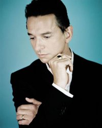 а мне кажеться, что на Дейва Гехана!)