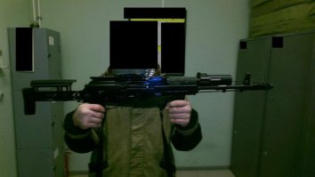 Сообщение от ополченца "Russorum". 

"Ну что, господа, будет и на нашей улице праздник! У меня отличные новости (думаю после Широкино, Марьинки и ухода «Русича» сейчас самое время)! «Военторг» спустя длительный перерыв начал работать! Уж не знаю с чем это связано, скажу более на фоне очередных отступлений данный жест выглядит как минимум странно, но факт остаётся фактом! А значит «отбоя не было – борьба продолжается», всего, конечно, рассказать не могу, но завезли прилично - на фоне лета 2014-ого эта поставка жидковата, но по сравнению с зимой и весной – а тогда не было ВООБЩЕ ничего помощь очень существенная. Бронетехники нет (её и так у укров захватили выше крыши) но было много, в чём мы давно нуждались – рации, летнее обмундирование, боеприпасы, стрелковое оружие (на фото АК-12, АК-74м с обвесами от зенита и прицелом mepro 21 и это только МАЛАЯ ЧАСТЬ). Уверяю вас, что всё это добро не будет простаивать в тылу и будет как можно скорее отправлено а передовую! Новороссия будет!"