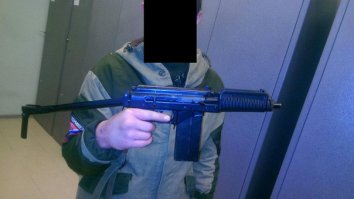 Сообщение от ополченца "Russorum". 

"Ну что, господа, будет и на нашей улице праздник! У меня отличные новости (думаю после Широкино, Марьинки и ухода «Русича» сейчас самое время)! «Военторг» спустя длительный перерыв начал работать! Уж не знаю с чем это связано, скажу более на фоне очередных отступлений данный жест выглядит как минимум странно, но факт остаётся фактом! А значит «отбоя не было – борьба продолжается», всего, конечно, рассказать не могу, но завезли прилично - на фоне лета 2014-ого эта поставка жидковата, но по сравнению с зимой и весной – а тогда не было ВООБЩЕ ничего помощь очень существенная. Бронетехники нет (её и так у укров захватили выше крыши) но было много, в чём мы давно нуждались – рации, летнее обмундирование, боеприпасы, стрелковое оружие (на фото АК-12, АК-74м с обвесами от зенита и прицелом mepro 21 и это только МАЛАЯ ЧАСТЬ). Уверяю вас, что всё это добро не будет простаивать в тылу и будет как можно скорее отправлено а передовую! Новороссия будет!"