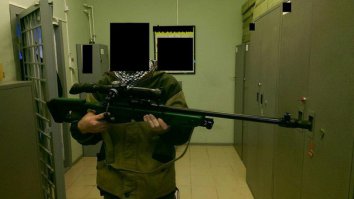 Сообщение от ополченца "Russorum". 

"Ну что, господа, будет и на нашей улице праздник! У меня отличные новости (думаю после Широкино, Марьинки и ухода «Русича» сейчас самое время)! «Военторг» спустя длительный перерыв начал работать! Уж не знаю с чем это связано, скажу более на фоне очередных отступлений данный жест выглядит как минимум странно, но факт остаётся фактом! А значит «отбоя не было – борьба продолжается», всего, конечно, рассказать не могу, но завезли прилично - на фоне лета 2014-ого эта поставка жидковата, но по сравнению с зимой и весной – а тогда не было ВООБЩЕ ничего помощь очень существенная. Бронетехники нет (её и так у укров захватили выше крыши) но было много, в чём мы давно нуждались – рации, летнее обмундирование, боеприпасы, стрелковое оружие (на фото АК-12, АК-74м с обвесами от зенита и прицелом mepro 21 и это только МАЛАЯ ЧАСТЬ). Уверяю вас, что всё это добро не будет простаивать в тылу и будет как можно скорее отправлено а передовую! Новороссия будет!"