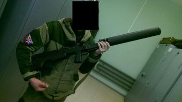 Сообщение от ополченца "Russorum". 

"Ну что, господа, будет и на нашей улице праздник! У меня отличные новости (думаю после Широкино, Марьинки и ухода «Русича» сейчас самое время)! «Военторг» спустя длительный перерыв начал работать! Уж не знаю с чем это связано, скажу более на фоне очередных отступлений данный жест выглядит как минимум странно, но факт остаётся фактом! А значит «отбоя не было – борьба продолжается», всего, конечно, рассказать не могу, но завезли прилично - на фоне лета 2014-ого эта поставка жидковата, но по сравнению с зимой и весной – а тогда не было ВООБЩЕ ничего помощь очень существенная. Бронетехники нет (её и так у укров захватили выше крыши) но было много, в чём мы давно нуждались – рации, летнее обмундирование, боеприпасы, стрелковое оружие (на фото АК-12, АК-74м с обвесами от зенита и прицелом mepro 21 и это только МАЛАЯ ЧАСТЬ). Уверяю вас, что всё это добро не будет простаивать в тылу и будет как можно скорее отправлено а передовую! Новороссия будет!"