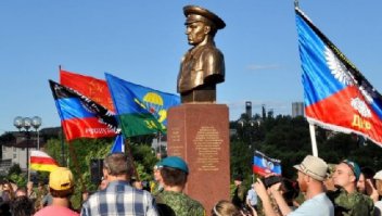 В Донецке установили памятник основателю ВДВ Василию Маргелову

Бронзовый бюст передан ДНР автором проекта Михаилом Сердюковым и народным артистом Василием Лановым. Скульптура установлена на мраморном пьедестале.