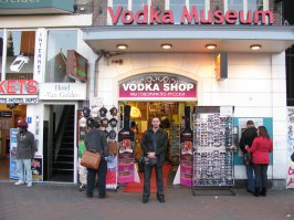 Бывал там и в Бельгии все верно, но чтобы воздух пропитан канабисам - чушь. А кофешопов много действительно. И еще много всего...